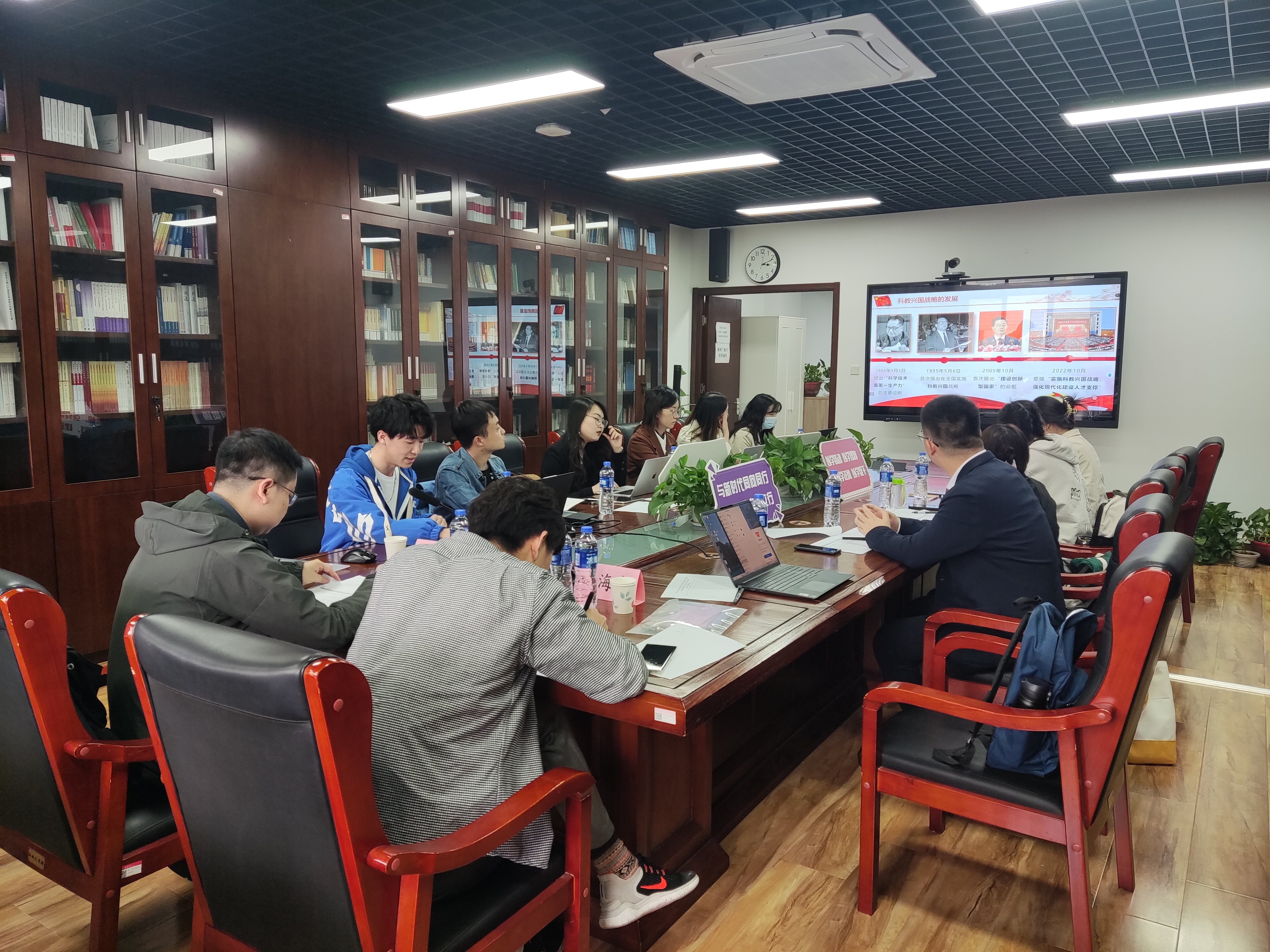 20230428-新葡萄官网AMG博士生讲师团举办主题教育专题备课研讨会-讲师团-会议现场.jpg