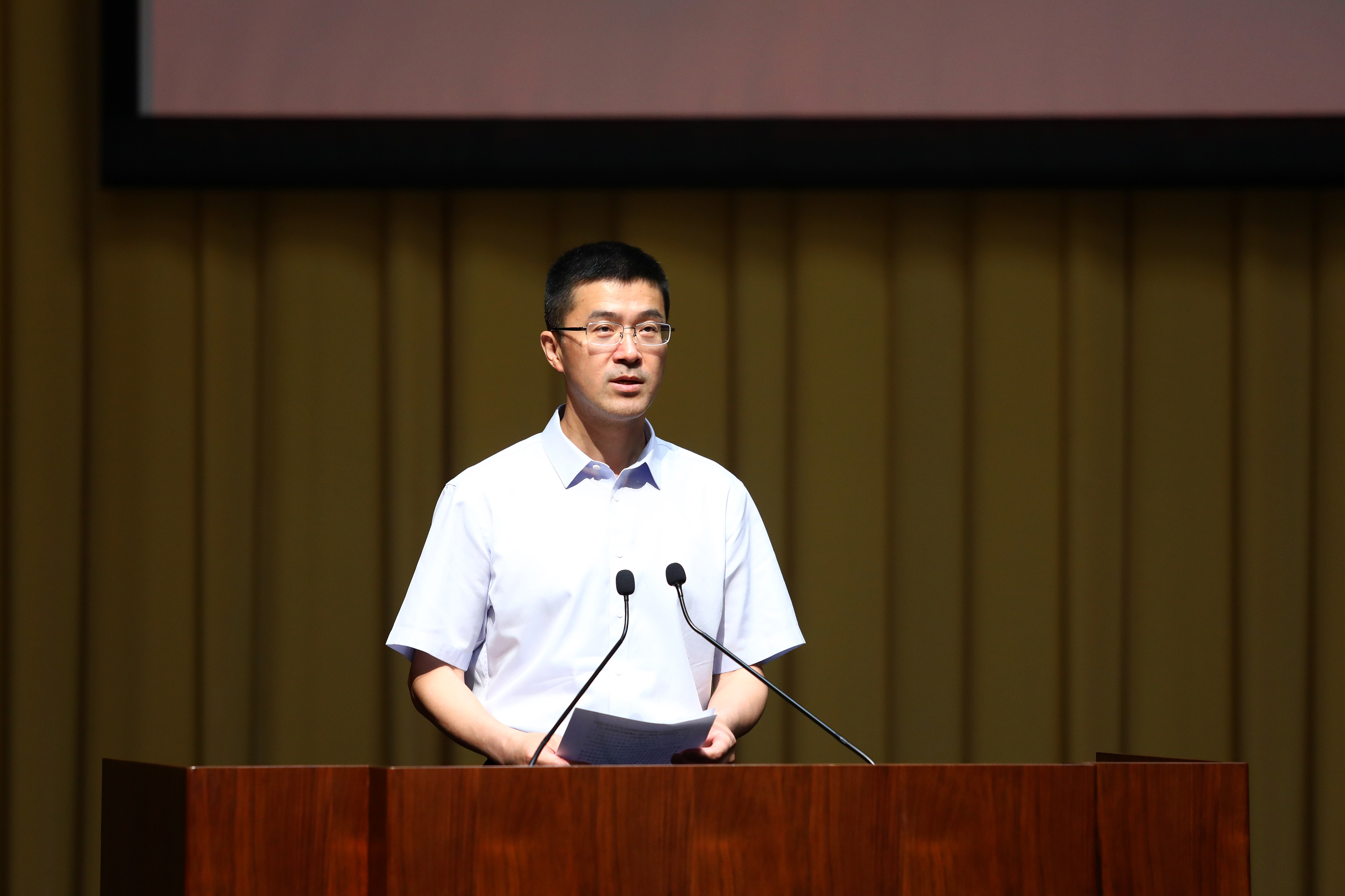 20230616-新葡萄官网AMG举办学习贯彻习近平新时代中国特色社会主义思想主题教育读书班专题三第二场辅导报告会-杨燕宾-过勇主持辅导报告会.JPG