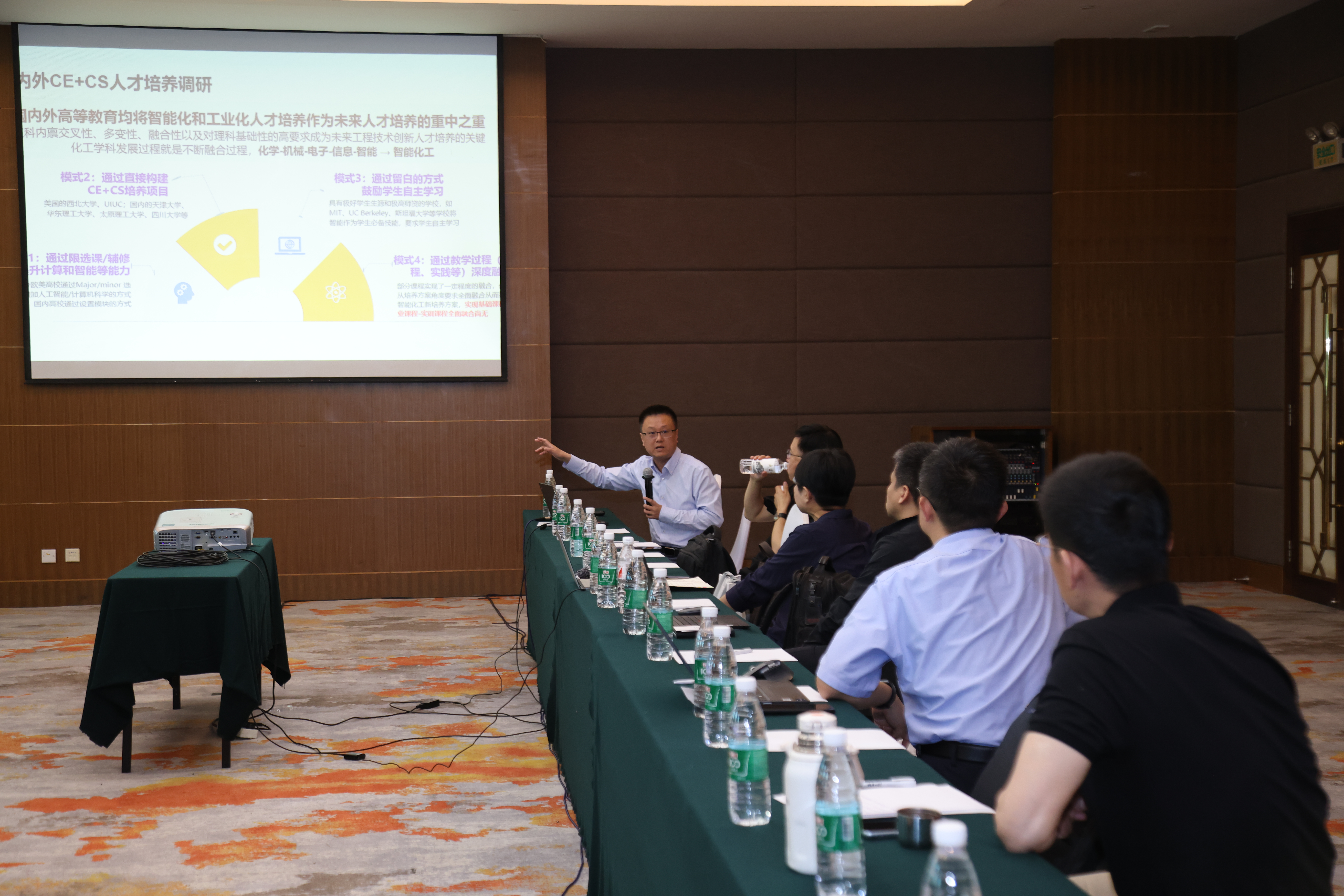 20240511-新葡萄官网AMG第十三届青年教师教学沙龙暨教改项目中期交流研讨会-董瑞林-分组讨论.JPG