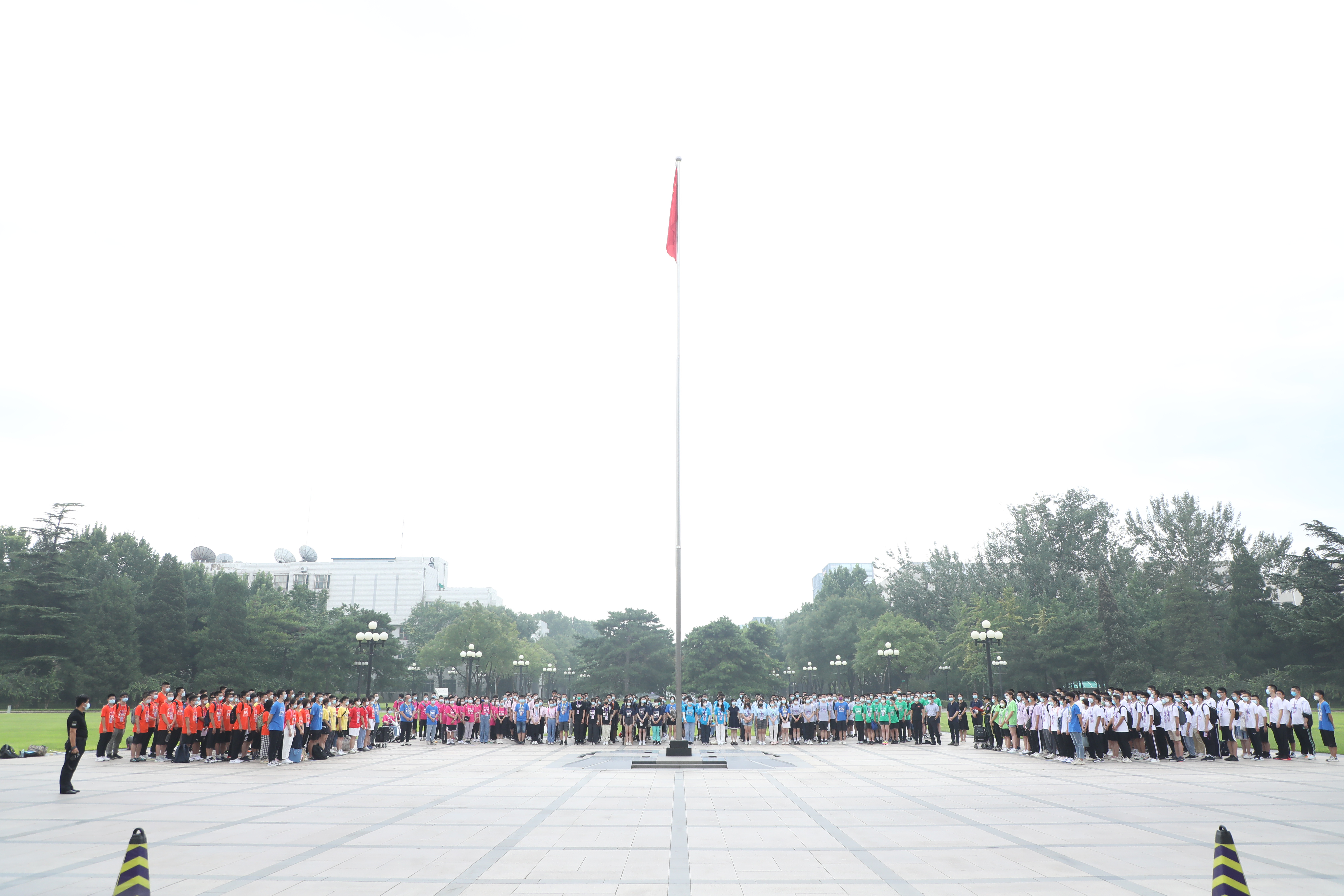 20220816-新葡萄官网AMG举办2022级本科生新生骨干训练营-严振峣-“二字班”新生骨干参与升旗仪式.jpg