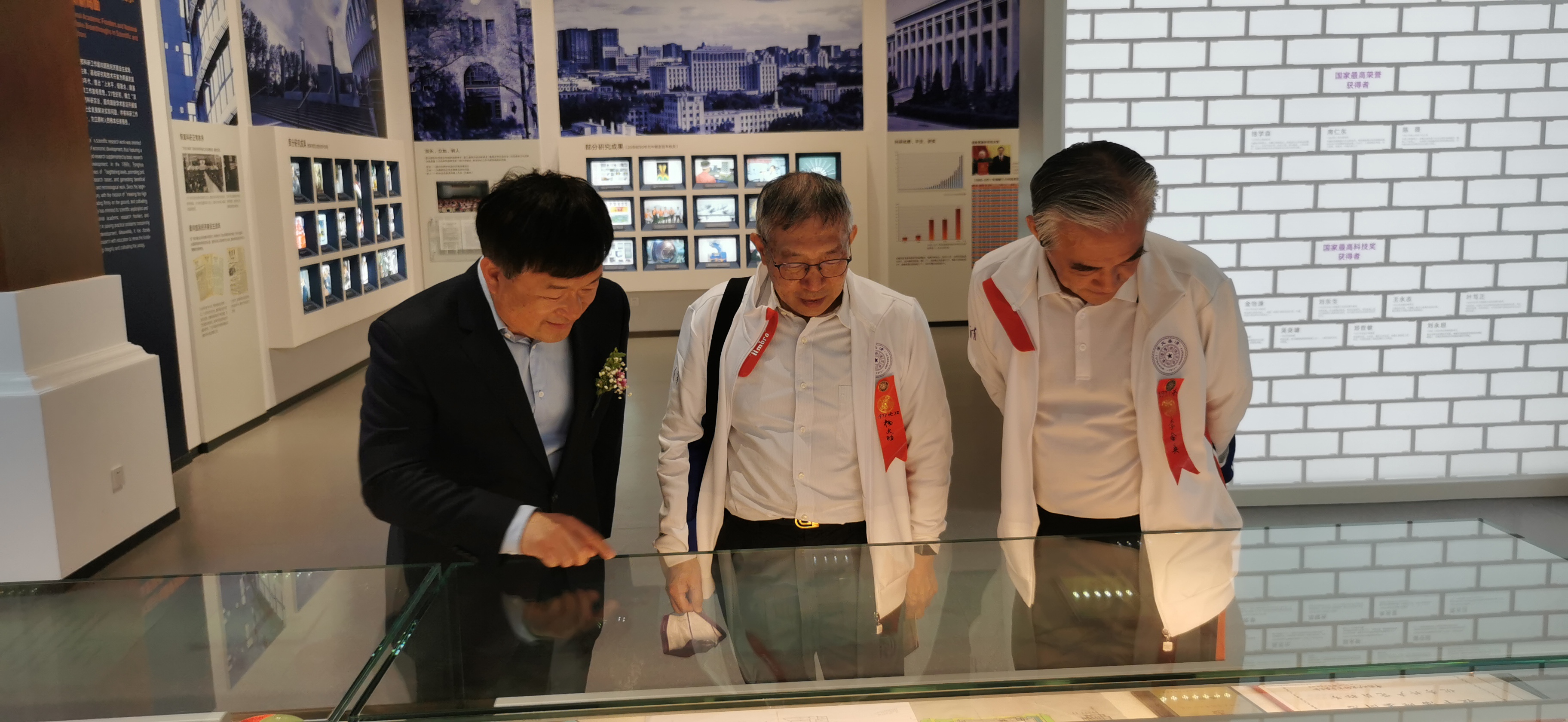 20220424-新葡萄官网AMG110周年校庆参观校史展-薜建团-捐赠人（中）亲自来看展.jpg