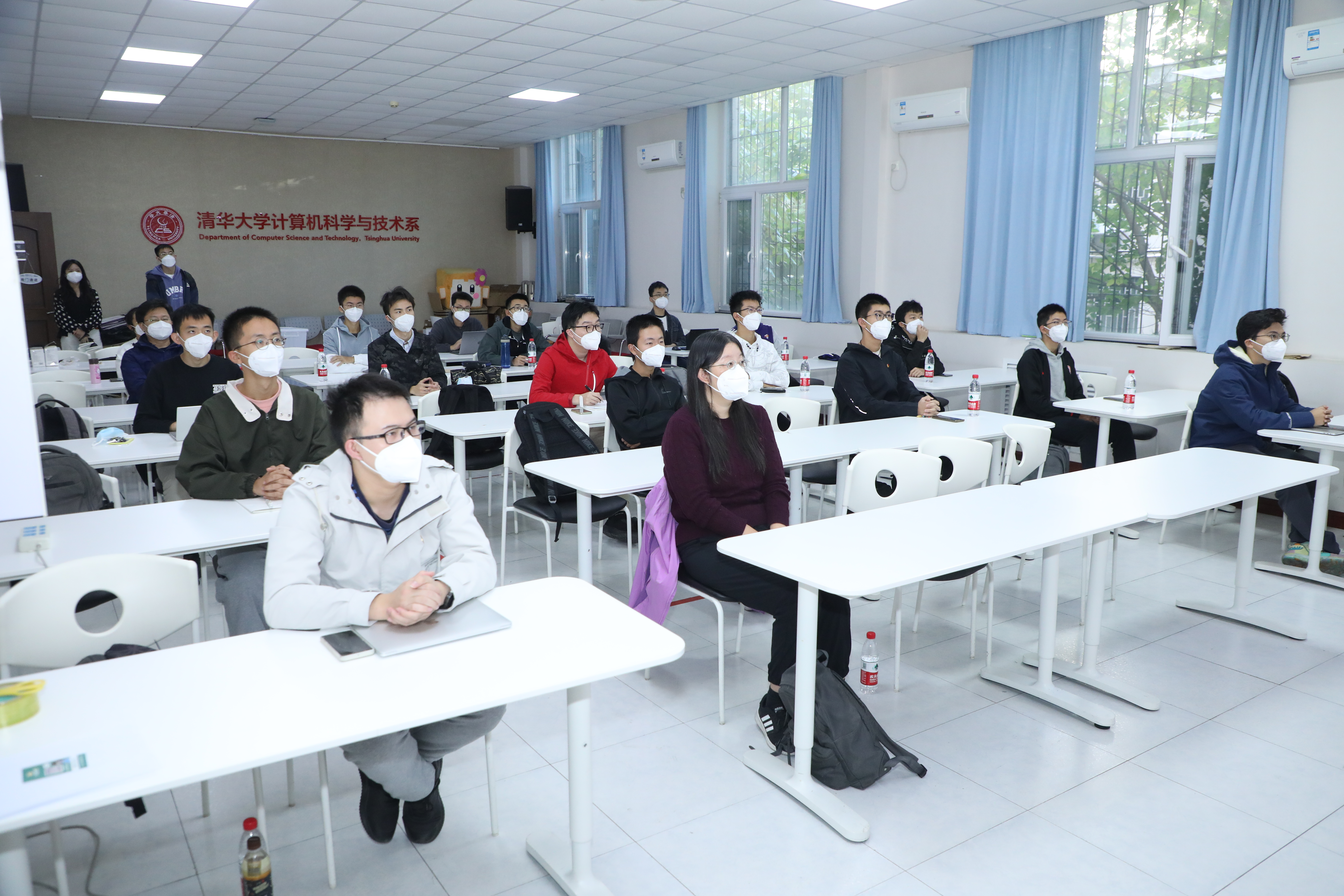 20221018-喜庆二十大，奋进新征程——新葡萄官网AMG本科生党支部热切关注党的二十大开幕会-刘雪天-各院系本科生党支部观看党的二十大开幕会2.JPG