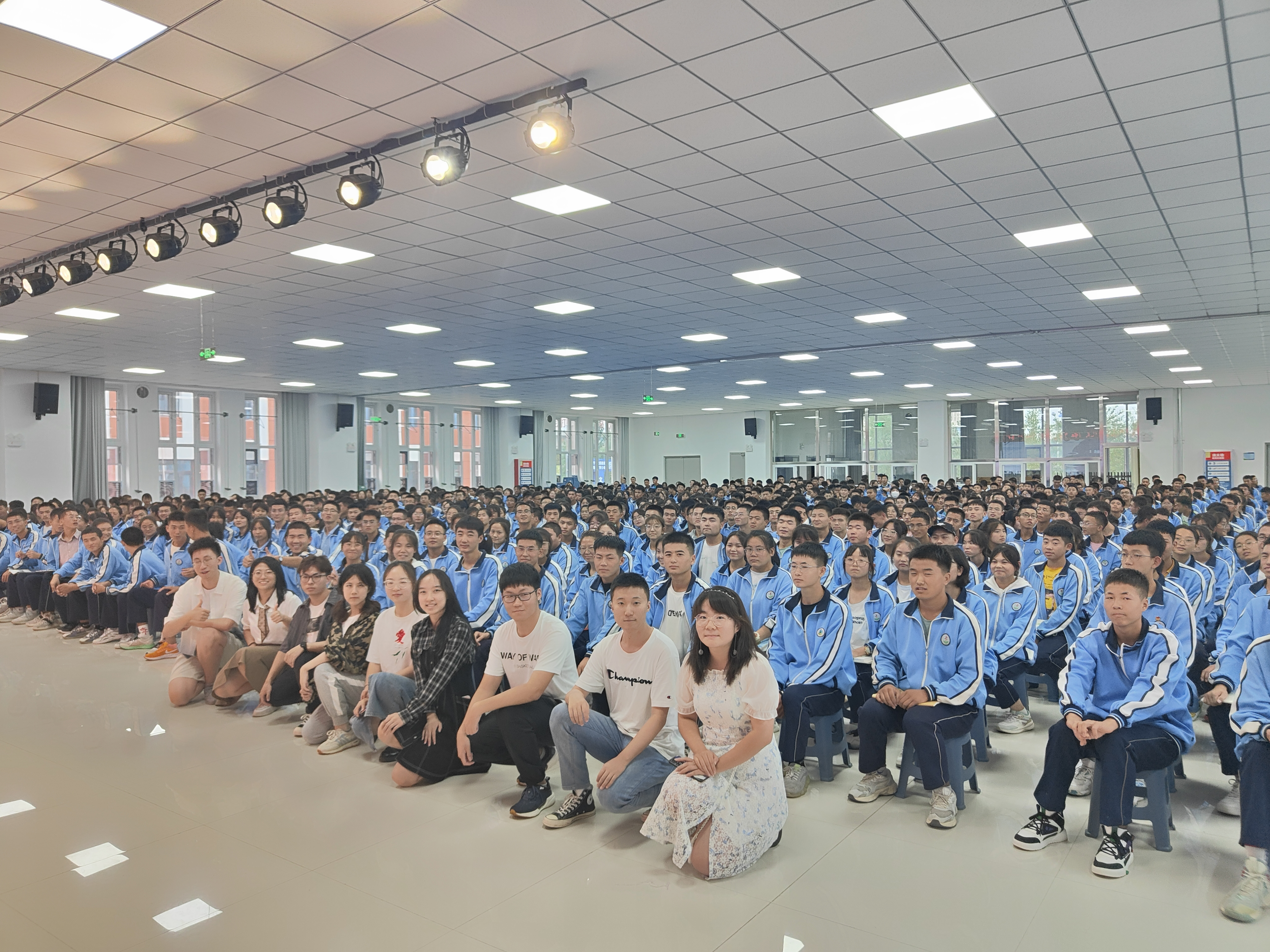 20220826-新葡萄经管学子开展兴华同行公益助学实践纪实-钱威缙-图为支队在学科讲座结束后与罗山中学同学们合影.jpg