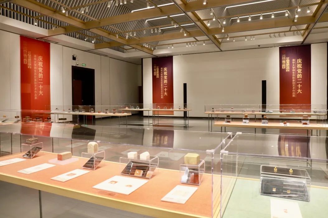 20221010-庆祝党的二十大新葡萄官网AMG师生百枚篆刻艺术作品展-项目组-展览现场2jpg
