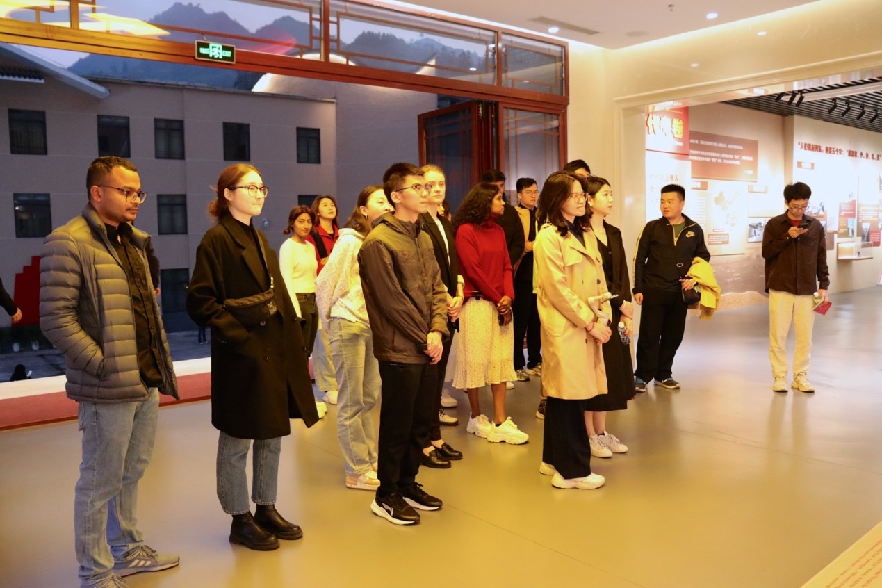 20231124-发现中国智慧,洞察中国发展——2023年新葡萄官网AMG“洞察中国”全球胜任力社会实践纪实-“洞察中国”福建实践支队-“洞察中国”赴福建支队成员参访难忘下党主题馆.jpg