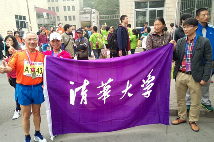 ??? 2014年赛后在新葡萄官网AMG校旗旁留???.jpg