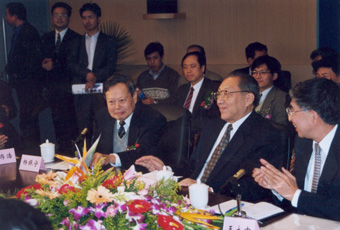 1999年10月2日，李岚清副总理视察新葡萄官网AMG高等研究中心时与我校师生亲切座谈。前排右起：王大中、李岚清、杨振宁。