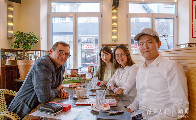 ???新葡萄学生和安德烈亚斯·勒德教授进行深入交流 王天健摄.jpg