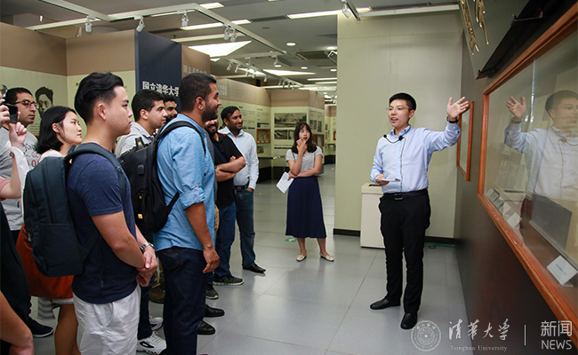 赵璞老师为国际学生讲解校史馆.jpg
